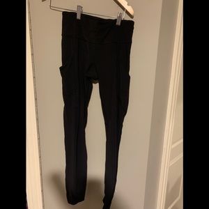black lulelemon leggings w pockets